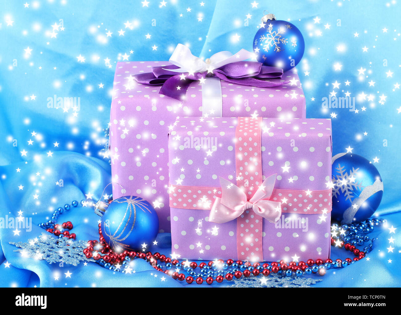 Schonen Lila In Erbsen Geschenke Mit Blau Weihnachtskugeln Schneeflocken Und Perlen Auf Blauem Hintergrund Stockfotografie Alamy