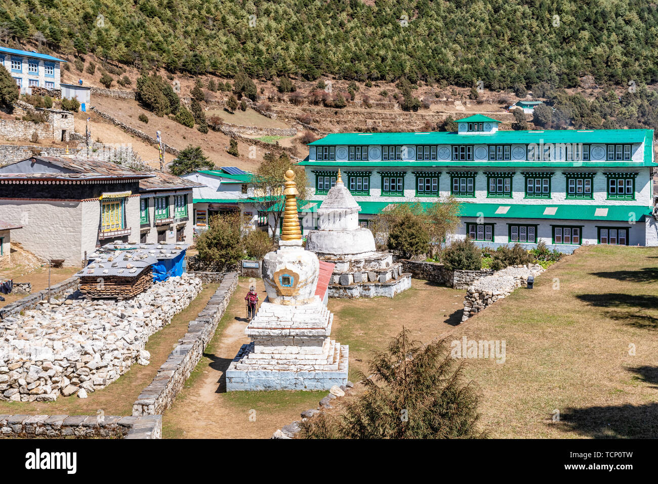 Namche Bazar, Nepal - Oktober 27, 2018: Trekker eingabe Sherpa Kultur Museum in Chogang Namche Bazar in Nepal. Stockfoto