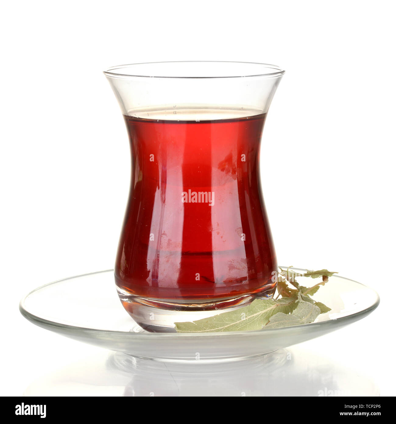 Glas türkischen Tee isoliert auf weiss Stockfoto
