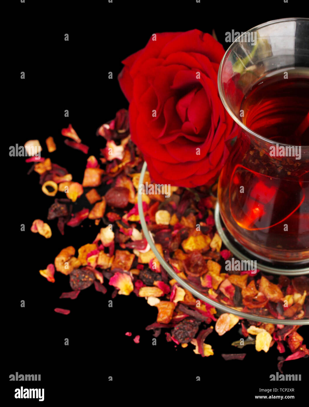 Glas türkischen Tee isoliert auf Schwarz Stockfoto