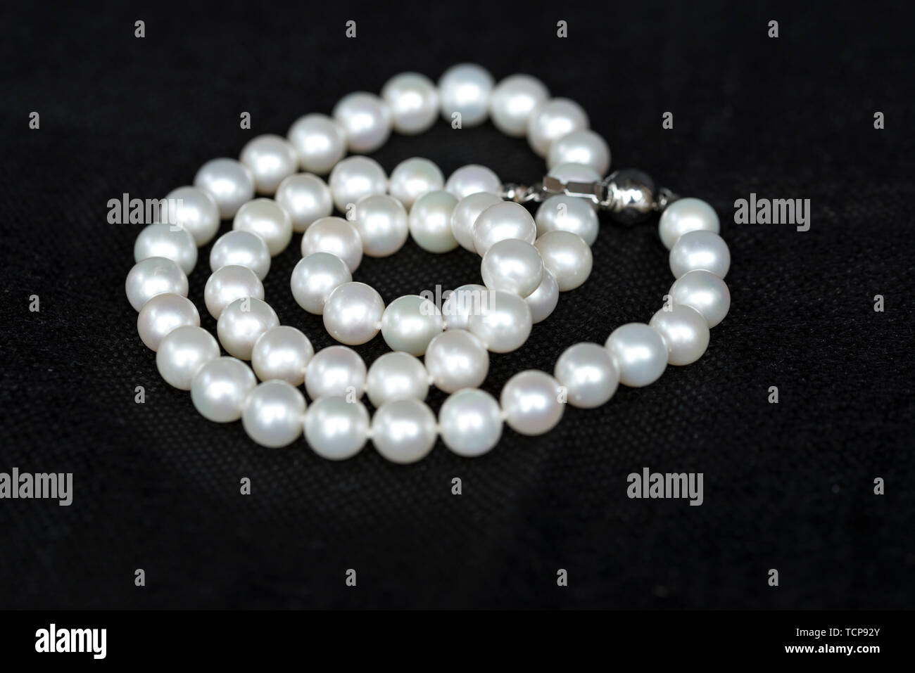 Perlenkette auf schwarzem Hintergrund Stockfoto