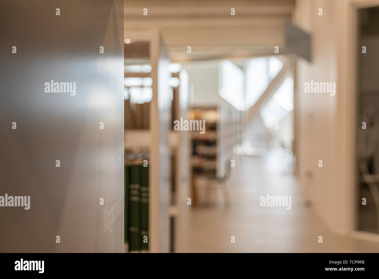 Verschwommene Sicht von Innen Bibliothek mit Bücherregalen Stockfoto
