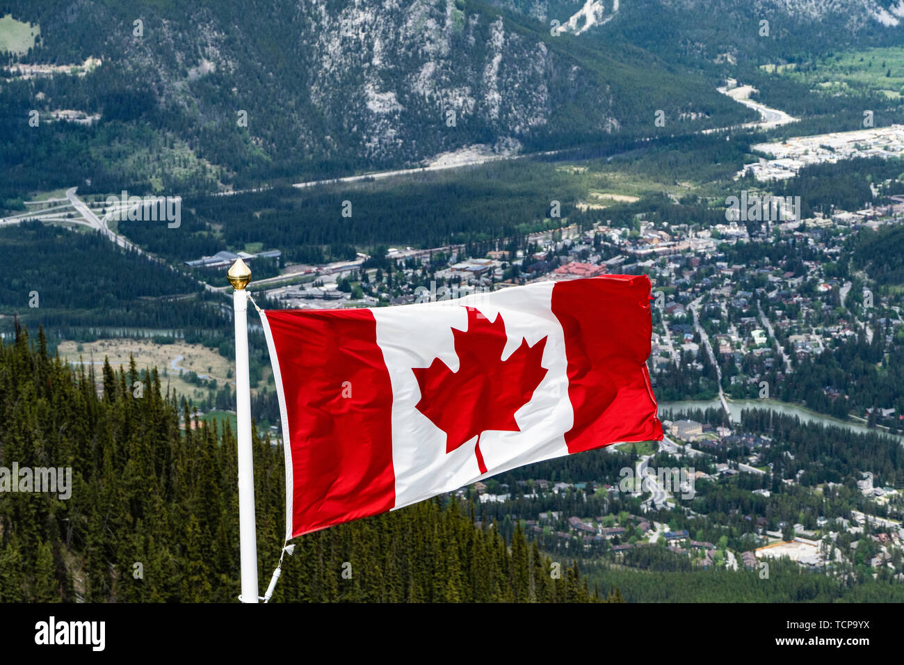 Kanadische Maple Leaf Flagge über Berge Stockfoto