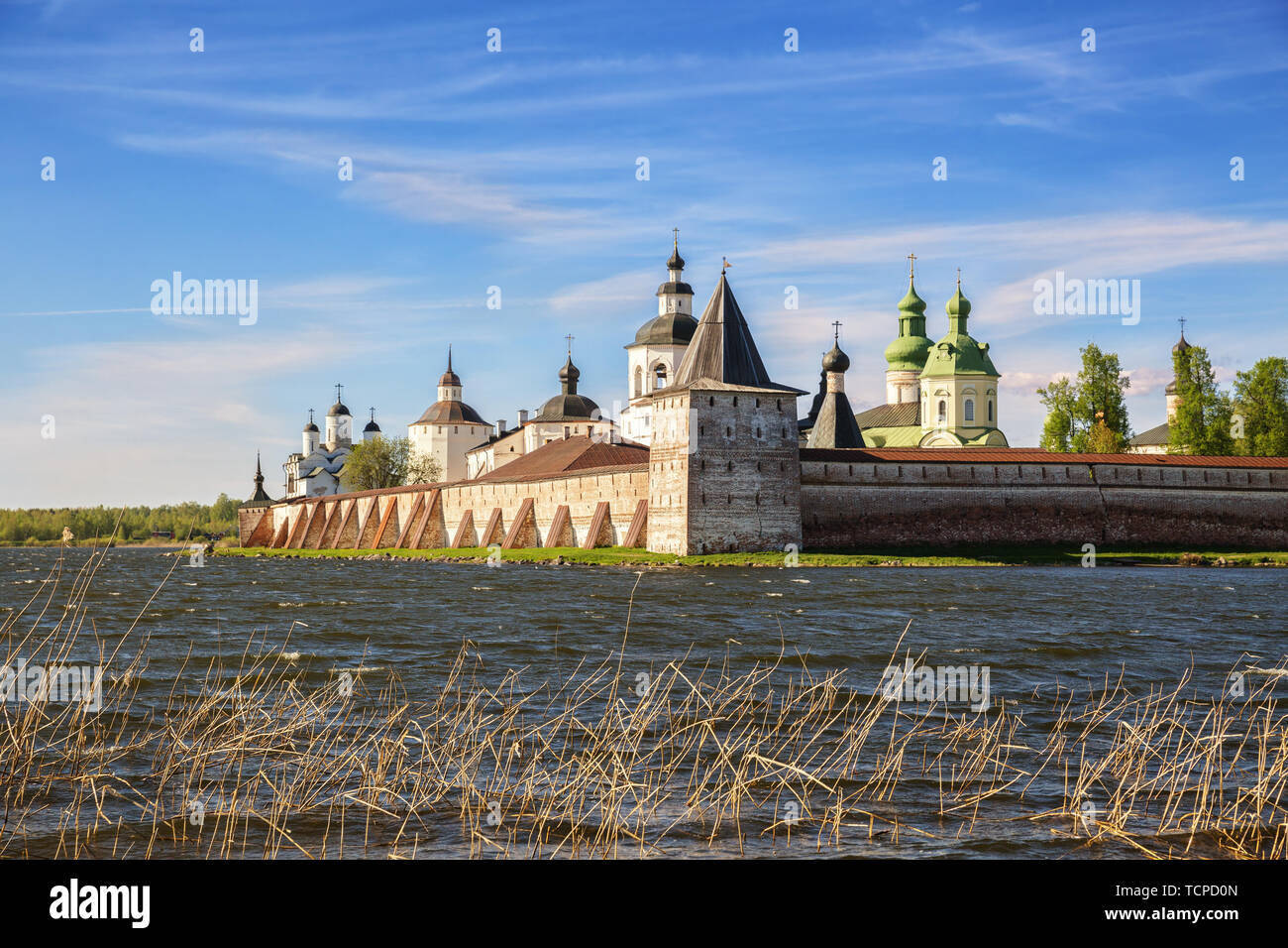 Blick auf das Kloster am Ufer des Kirillo-Belozersky Siversky See, Kirillov, Vologda Region, Russland Stockfoto