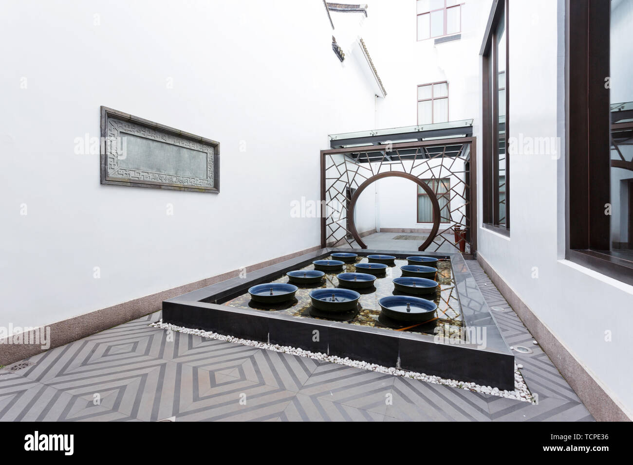 Man credit card in ATM Stockfoto