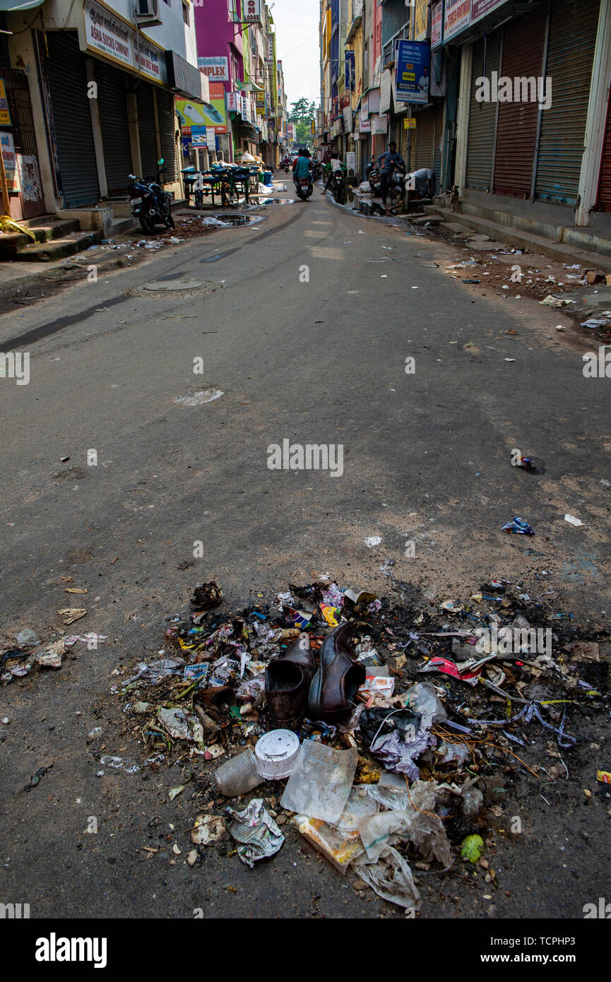 Armut in Chennai, Indien, wo ein Haufen von rubblish mit ein paar alte Schuhe in eine einsame Straße liegt Stockfoto