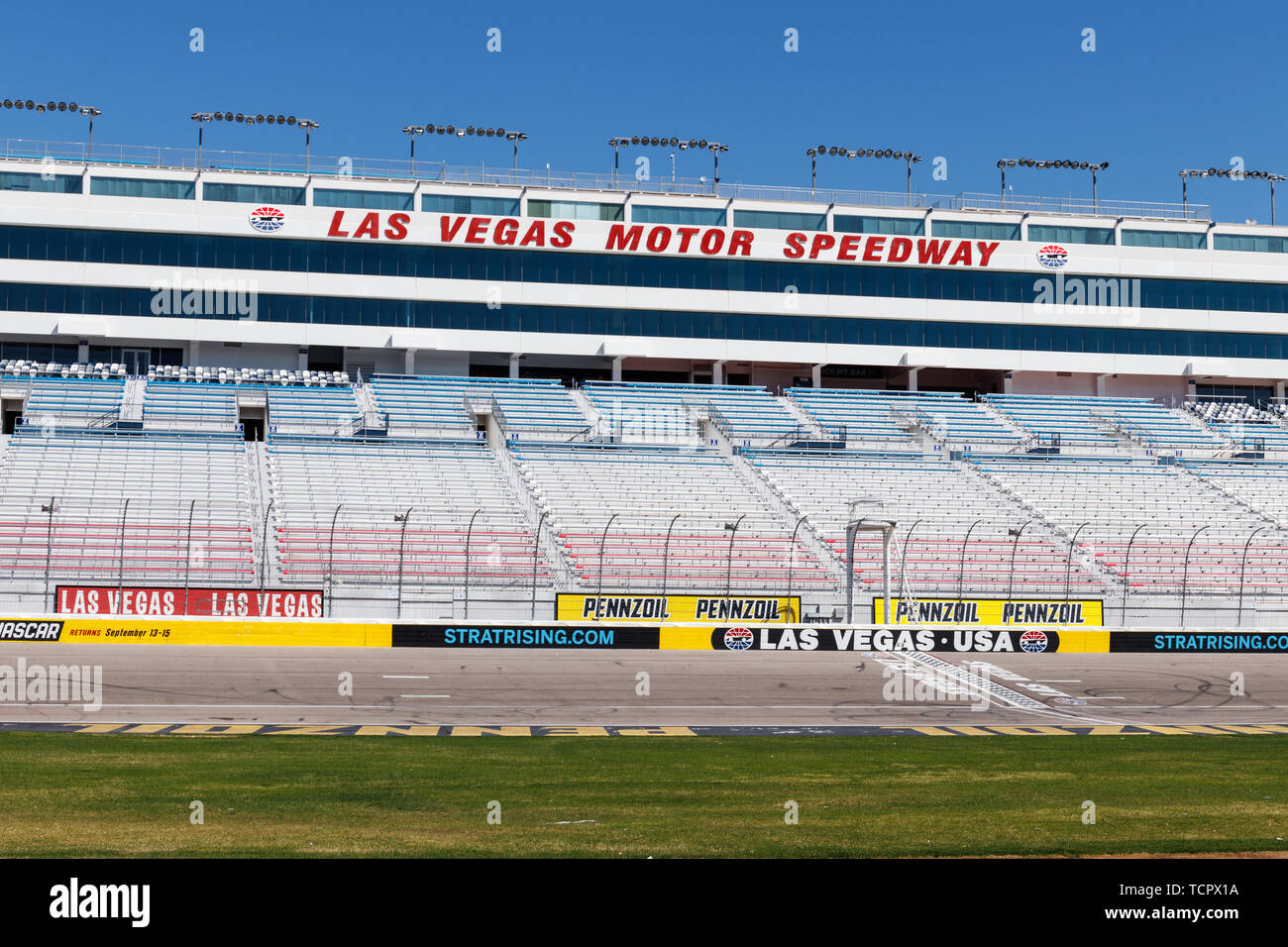 Las Vegas Motor Speedway. IN DEN LVMS finden NASCAR- und NHRA-Veranstaltungen statt, darunter die Pennzoil 400. Stockfoto