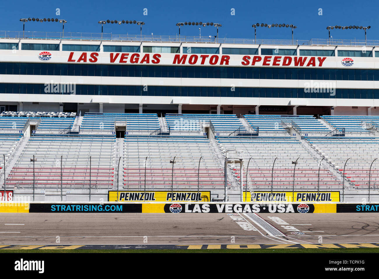 Las Vegas Motor Speedway. IN DEN LVMS finden NASCAR- und NHRA-Veranstaltungen statt, darunter die Pennzoil 400. Stockfoto