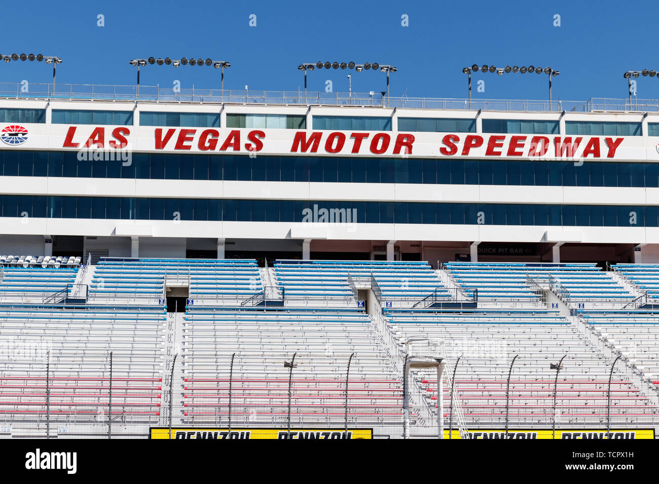Las Vegas Motor Speedway. IN DEN LVMS finden NASCAR- und NHRA-Veranstaltungen statt, darunter die Pennzoil 400. Stockfoto