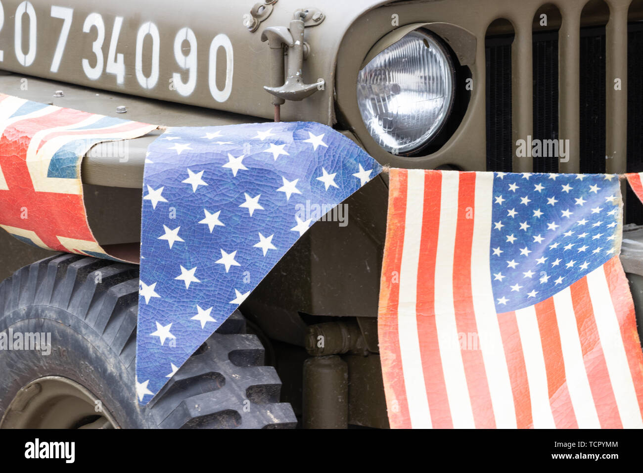 Wimpelketten mit der amerikanischen und britischen Flagge um eine vintage Weltkrieg zwei Jeep gewickelt Stockfoto