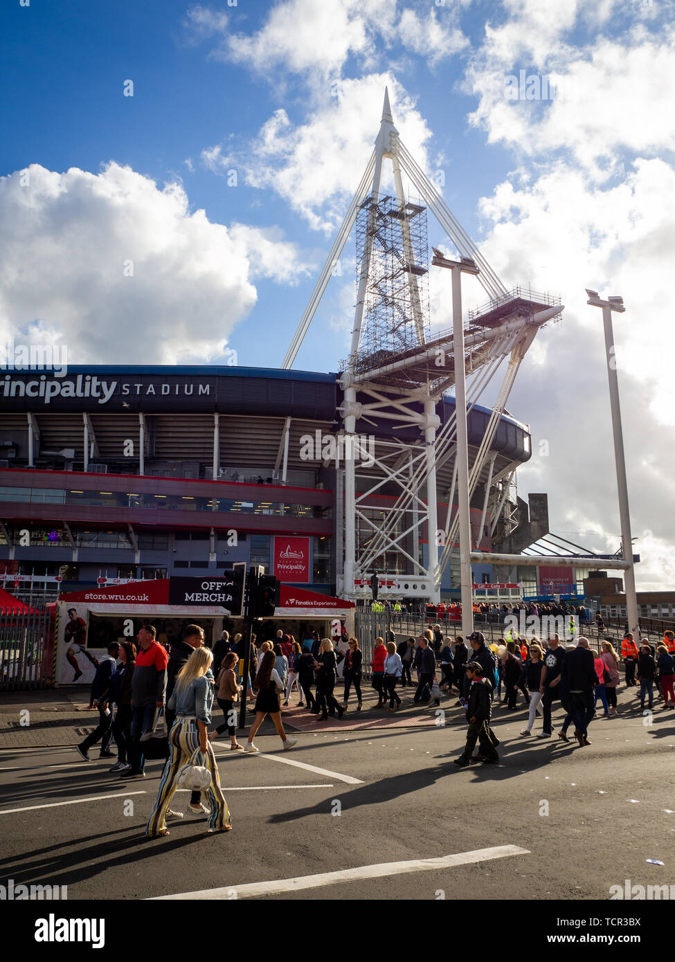 Cardiff, Wales, UK - Juni 08, 2019: Die Menschen in der Warteschlange und Eingabe des Fürstentums Stadium in Cardiff zu einem Leben, dass Musik Konzert siehe Stockfoto