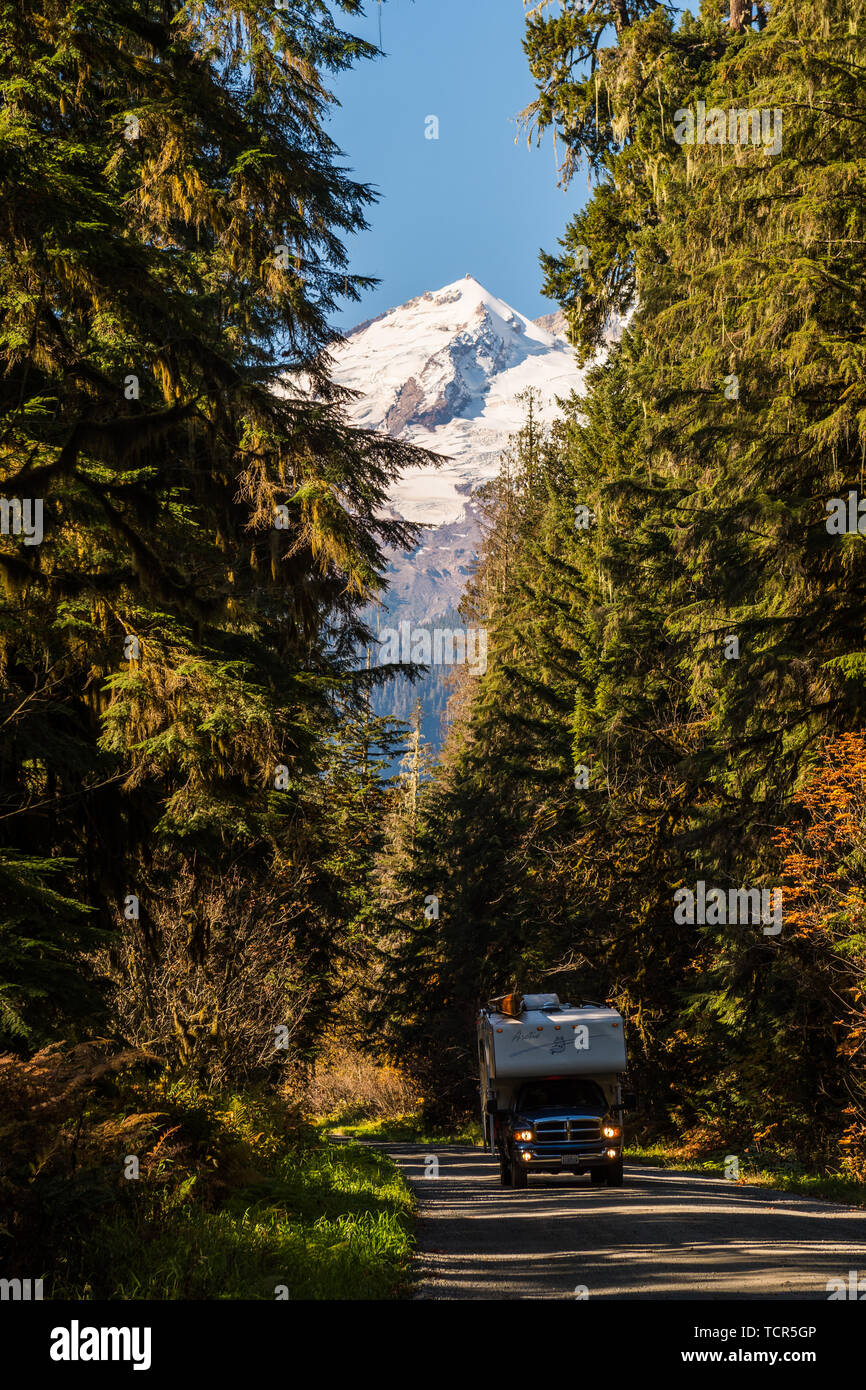 Camper bei Baker Lake Road, umgeben von Bäumen und Snow-capped Bäcker Berg im Hintergrund an der North Cascades, Stockfoto