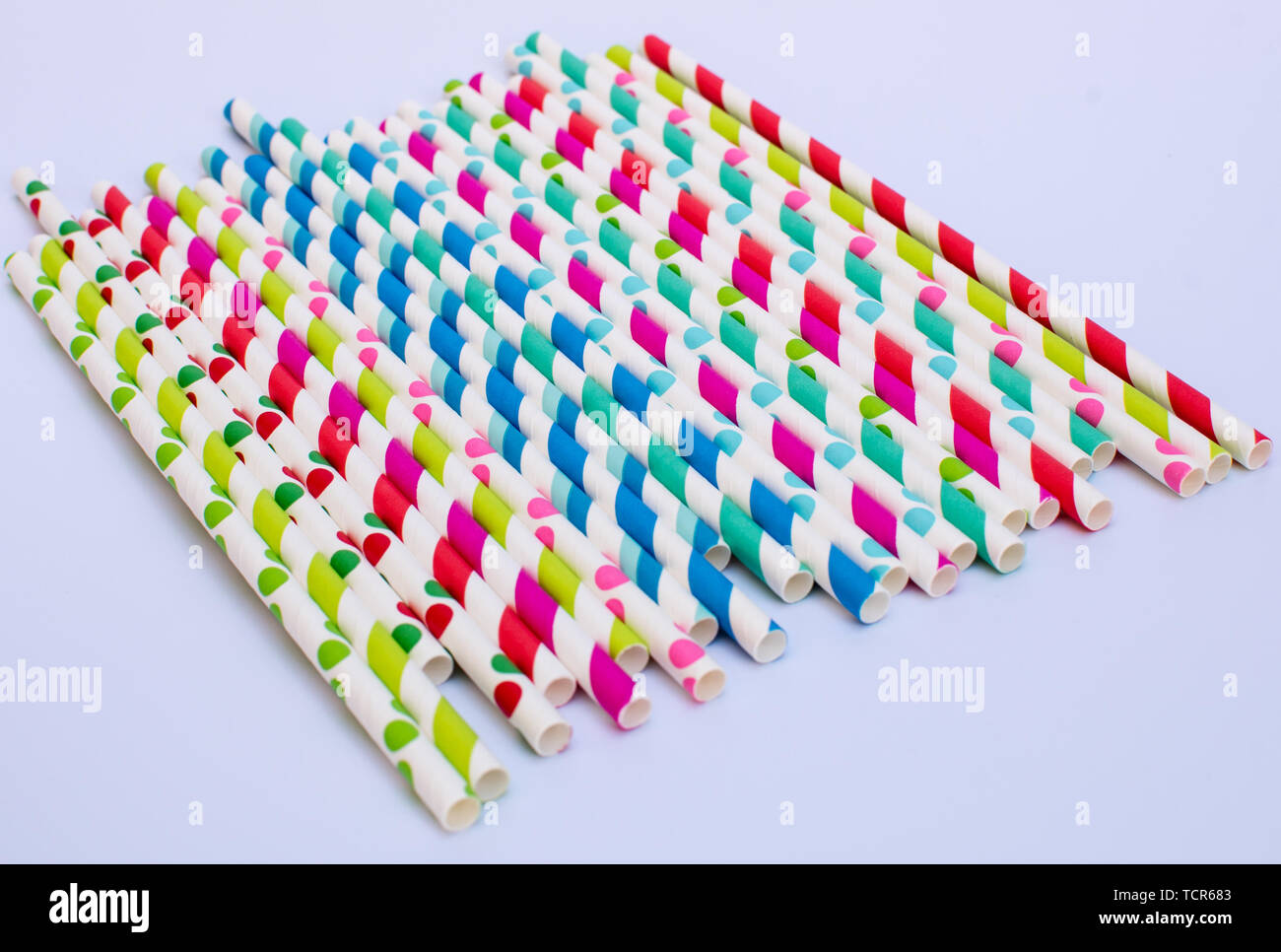 Papier Strohhalme in verschiedenen Farben auf weißem Hintergrund Stockfoto