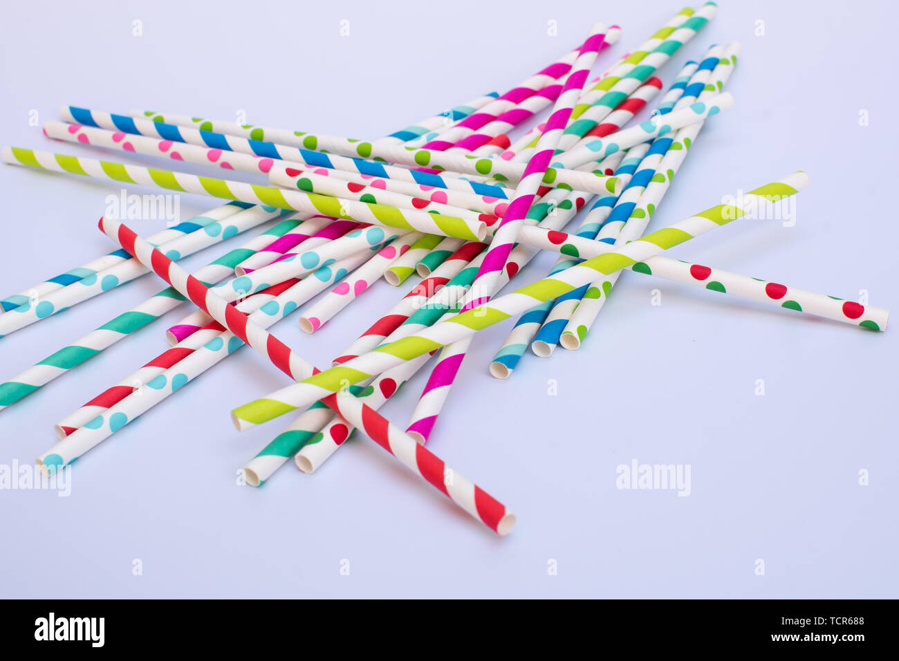 Papier Strohhalme in verschiedenen Farben auf weißem Hintergrund Stockfoto