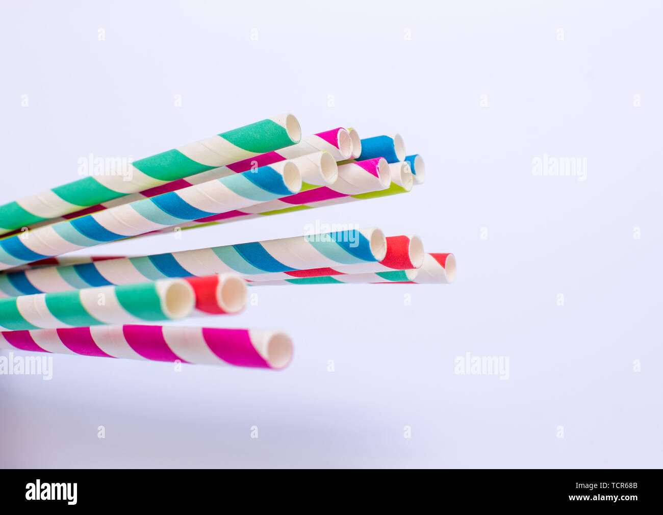 Papier Strohhalme in verschiedenen Farben auf weißem Hintergrund Stockfoto