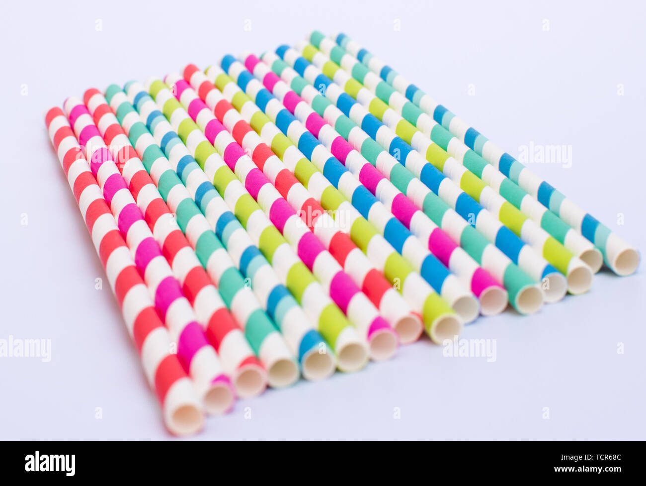 Papier Strohhalme in verschiedenen Farben auf weißem Hintergrund Stockfoto