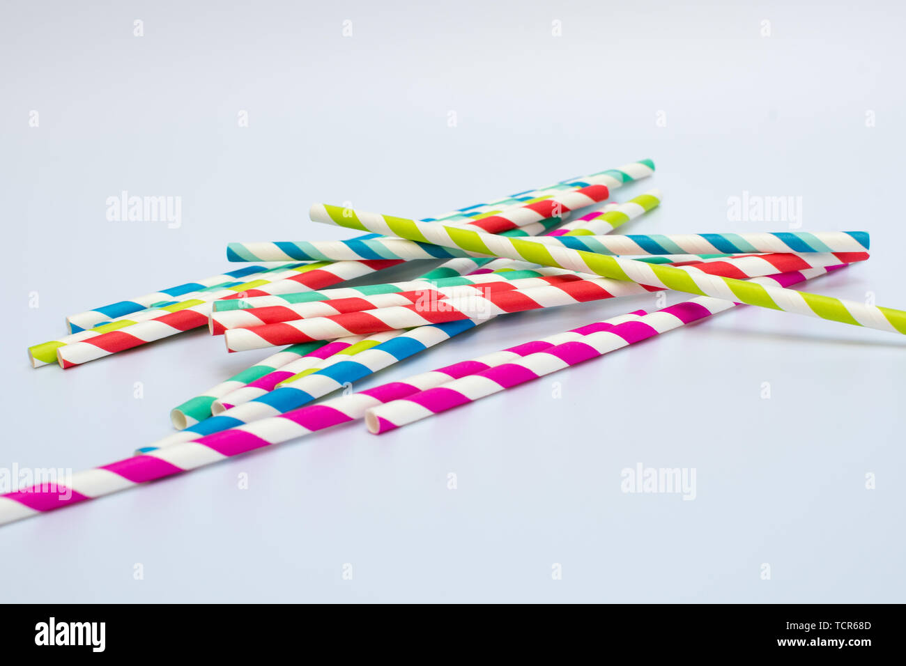 Papier Strohhalme in verschiedenen Farben auf weißem Hintergrund Stockfoto