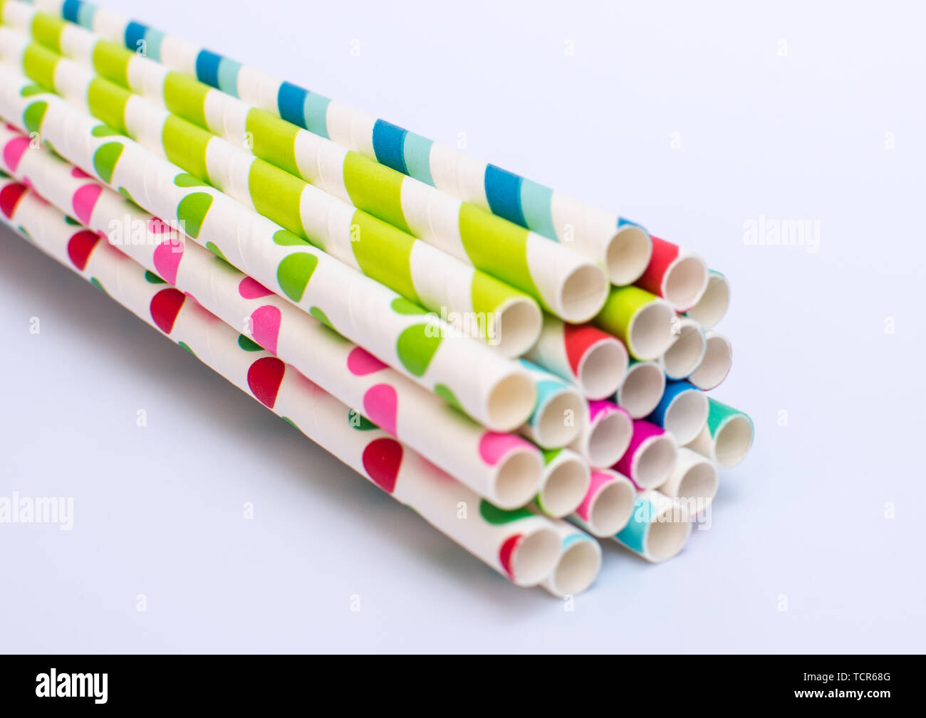Papier Trinkhalme auf einem weißen Hintergrund gebündelt Stockfoto