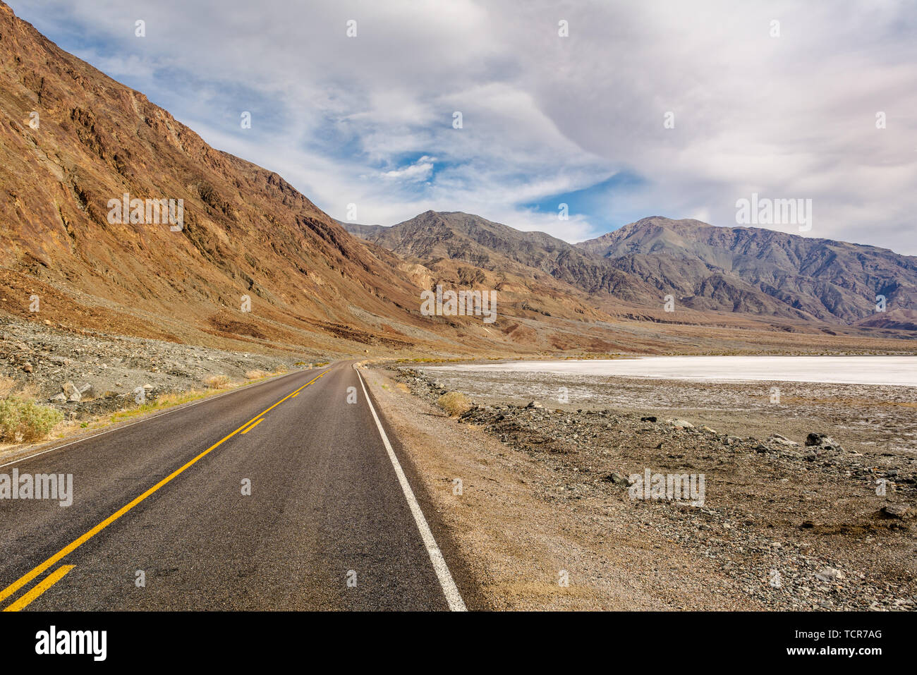 Wüste Straße durch Death Valley National Park, Kalifornien, USA. Stockfoto