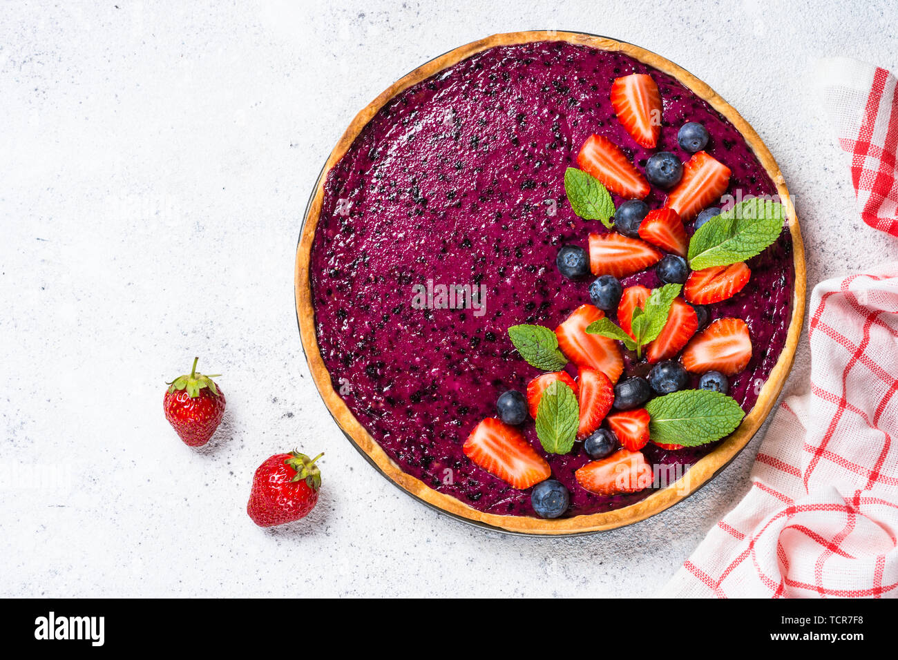 Berry Käsekuchen auf weißen Tisch Ansicht von oben. Stockfoto