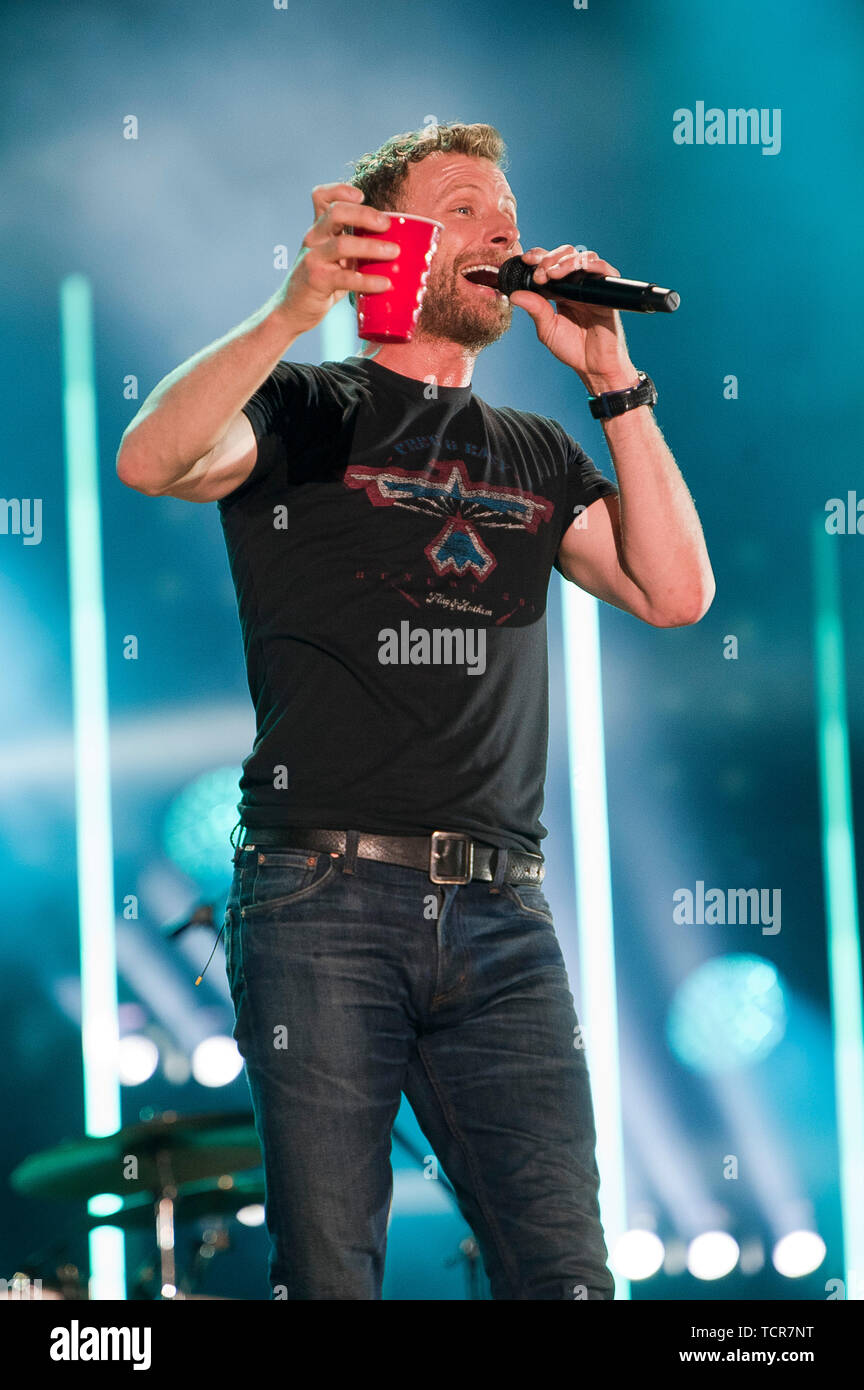 Juni 8, 2019 - Nashville, Tennessee, USA - Musiker DIERKS BENTLEY führt live bei Nissan Stadium als Teil der 2019 CMA Music Festival in der Innenstadt von Nashville. Copyright 2019 Jason Moore. (Bild: © Jason Moore/ZUMA Draht) Stockfoto