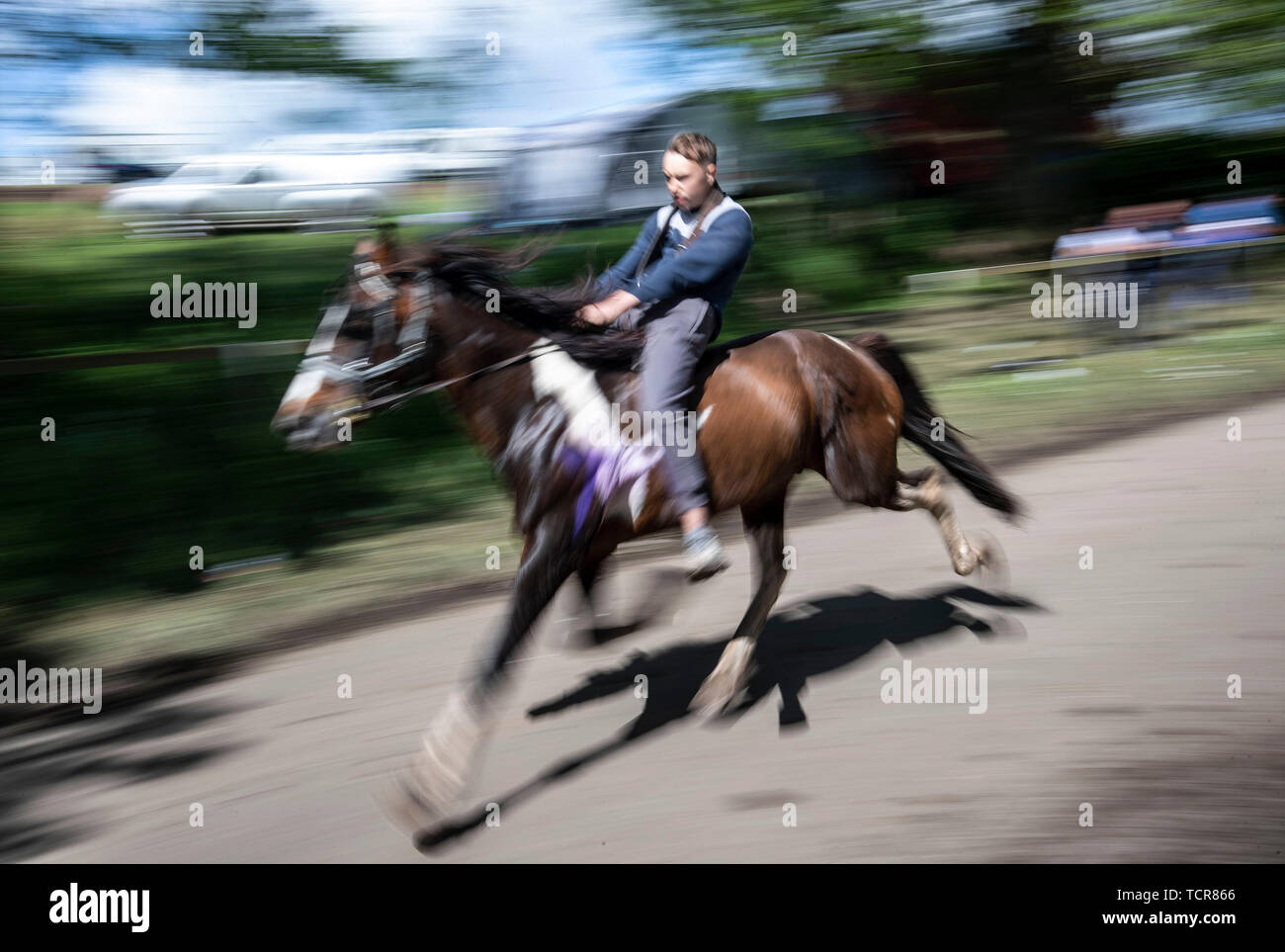 Ein Mann besucht die Appleby Horse Fair, eine jährliche Zusammenkunft von Reisenden, in Cumbria. Stockfoto