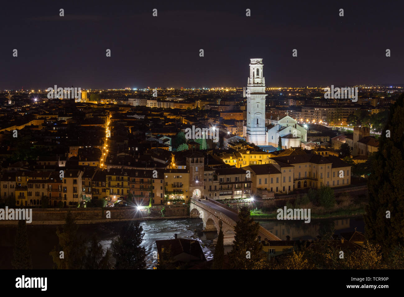 Panoramablick auf die Nacht Blick auf Verona von Castel San Pietro, Italien Stockfoto