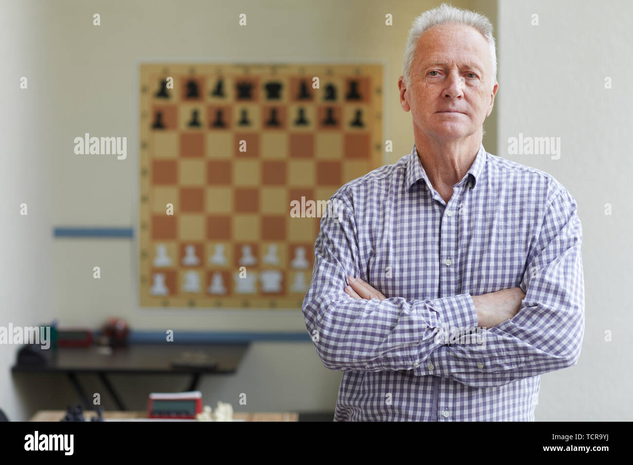 Berühmte im Alter von männlichen erfahrene Großmeister für Bilder nach Winning Chess Turnier posing Stockfoto