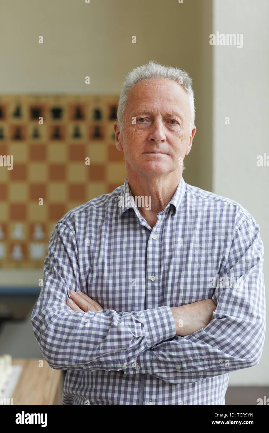 Erfahrene Großmeister für Bilder für sein Buch über Schach spielen Posing Stockfoto