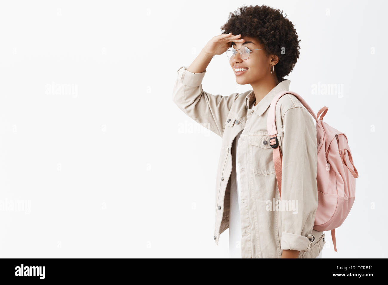 Neue Horizonte. Portrait von kreativen und emotionalen stilvolle dunkelhäutige Studentin mit Afro Frisur, links abbiegen und weit entfernten Blick Witz Stockfoto