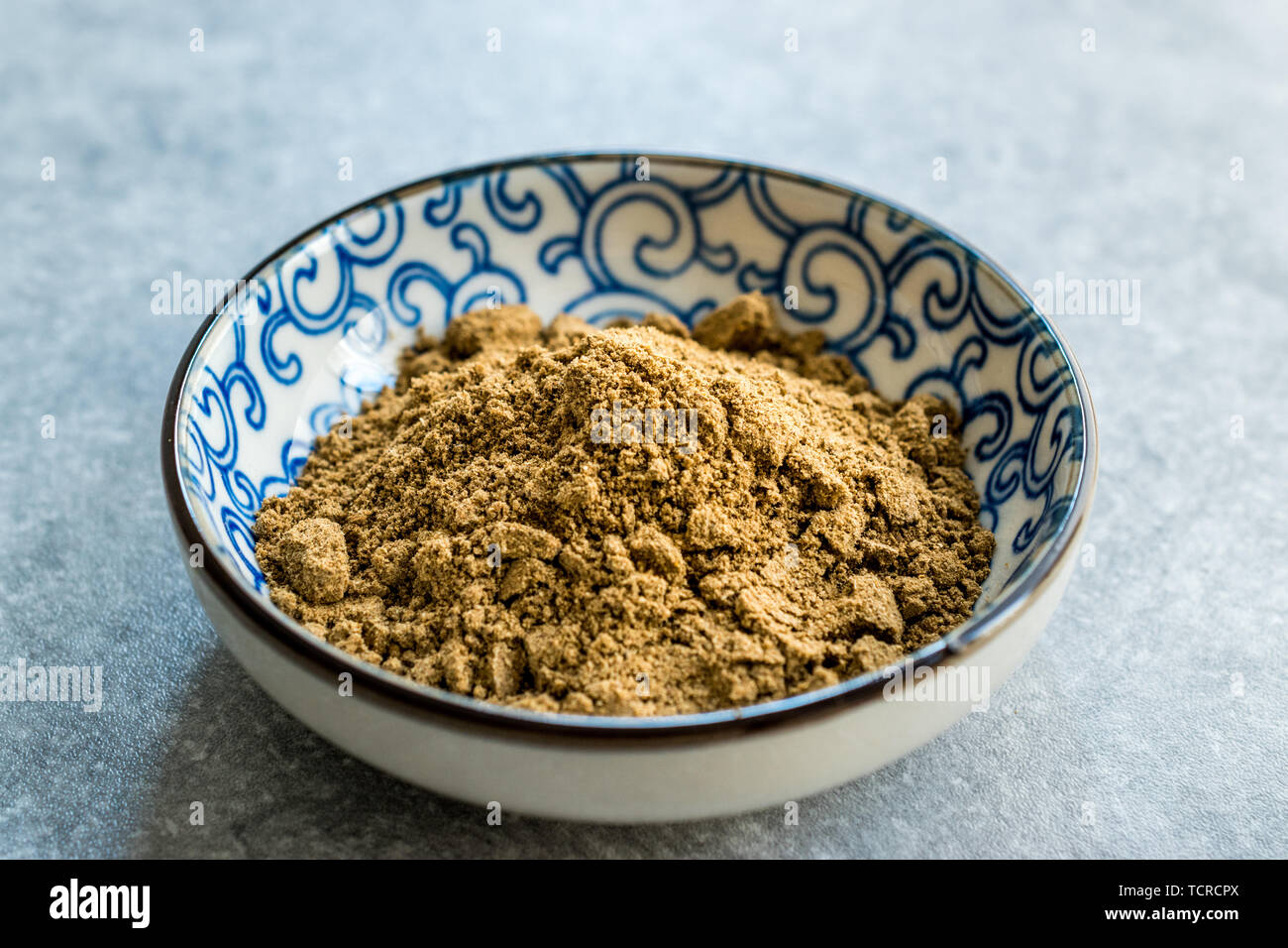 Indische Garam Masala Pulver in kleinen, traditionellen Porzellan Schüssel. Bio Gewürz. Stockfoto