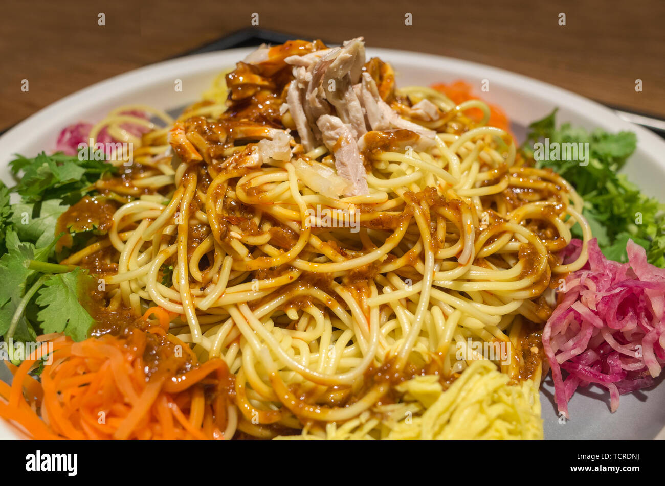 Huhn geschreddert kalten Nudeln Stockfoto