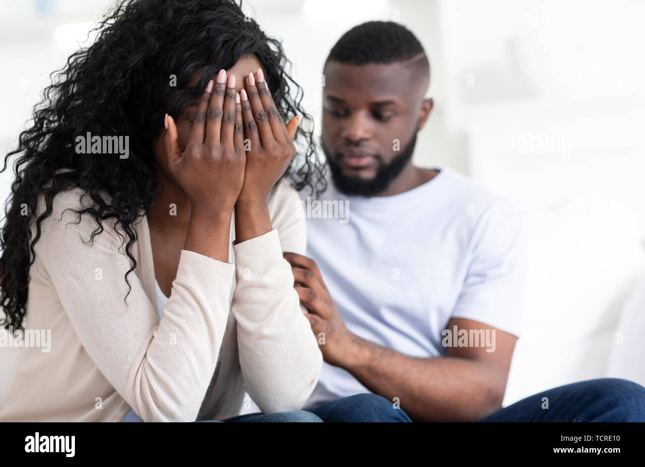 Liebevoller Mann beruhigend weinende Frau, Entschuldigung nach Streit Stockfoto