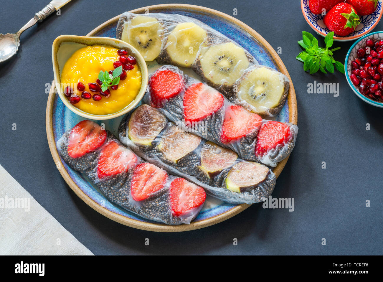 Chia Samen und Früchte Reis Papierrollen mit Mango Dip Stockfoto