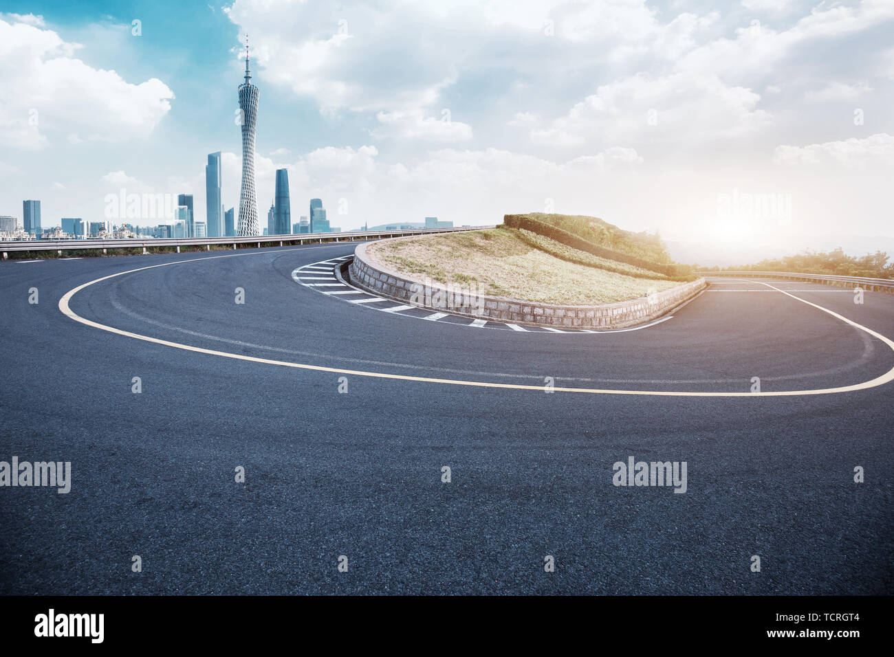Leeren Asphalt scharfe Kurve mit modernen Stadt Stockfoto