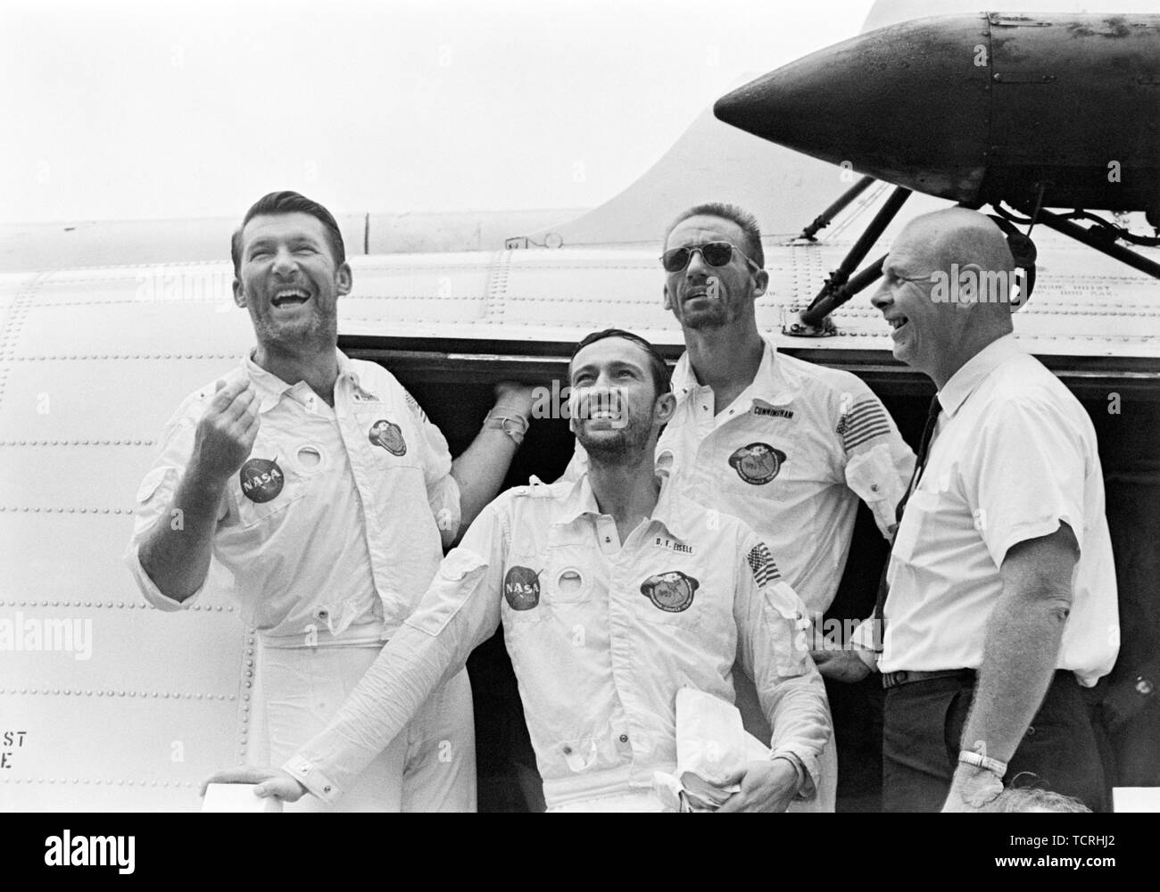 Vor 50 Jahren am Okt. 22, 1968, Apollo 7, der erste bemannte Apollo Mission, spritzte in den Atlantischen Ozean, südöstlich von Bermuda. Alle Ziele wurden erreicht, und mit einer Dauer von fast 11 Tage, der Flug war die Fähigkeit der Sonde und der Crew eine 8-tägige Mondlandung Mission zu erfüllen. Apollo 7 Crew in der Tür des Hubschraubers. Zu Recht, sind Kommandant Walter Schirra, command Modul pilot Donn Eisele, und Lunar Module Pilot Walter Cunn Links. Auf der rechten Seite ist Dr. Donald E. Stullken, NASA Recovery Team Leader Stockfoto