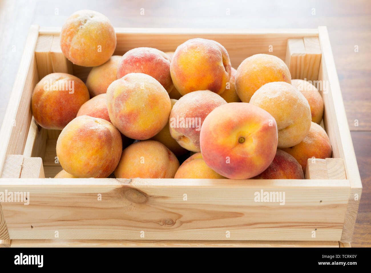Reife Pfirsiche im Behälter Stockfoto