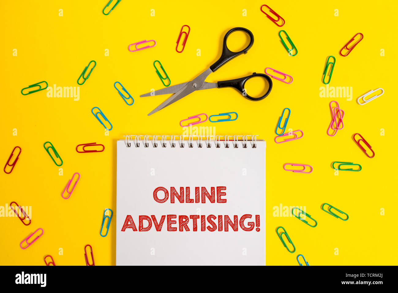Wort Schreiben Text Online Werbung Business Foto Prasentation Internet Web Marketing Zu Fordern Produkte Und Dienstleistungen Keine Farbe Spirale Notizblock Stockfotografie Alamy
