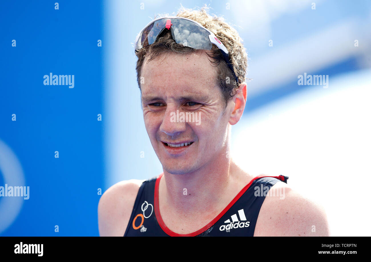 Großbritanniens Alistair Brownlee kreuzt die Linie der 2019 ITU World Triathlon Series in Leeds zu beenden. Stockfoto