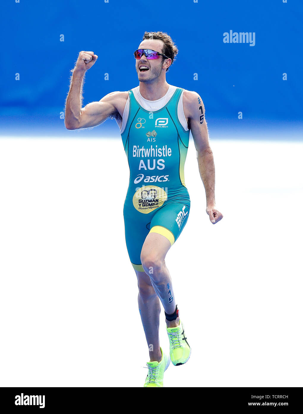 Australiens Jakob Birtwhistle feiert den Gewinn der Männer Triathlon, während der 2019 ITU World Triathlon Series in Leeds. Stockfoto