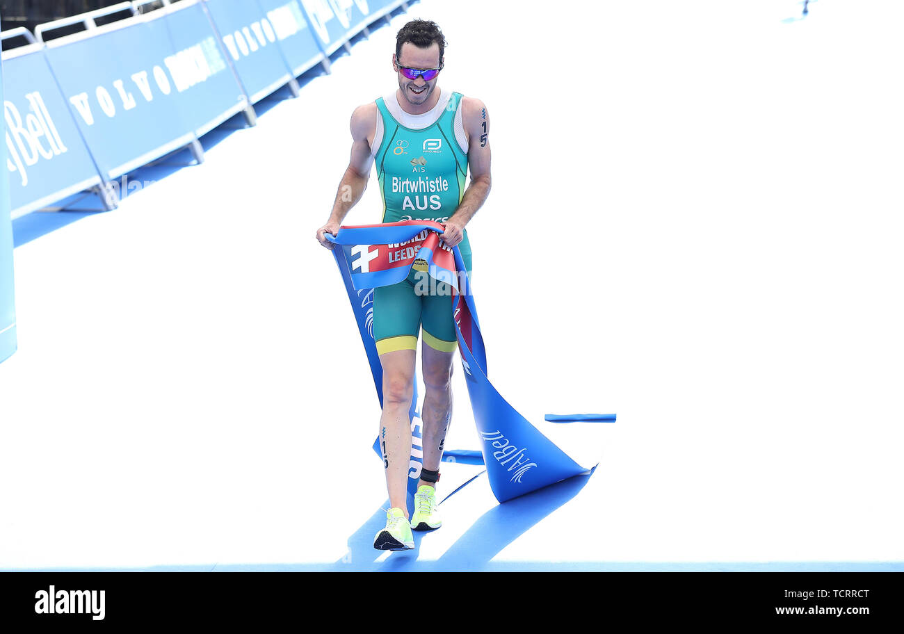 Australiens Jakob Birtwhistle (Mitte) feiert den Gewinn der Männer Triathlon, während der 2019 ITU World Triathlon Series in Leeds. Stockfoto