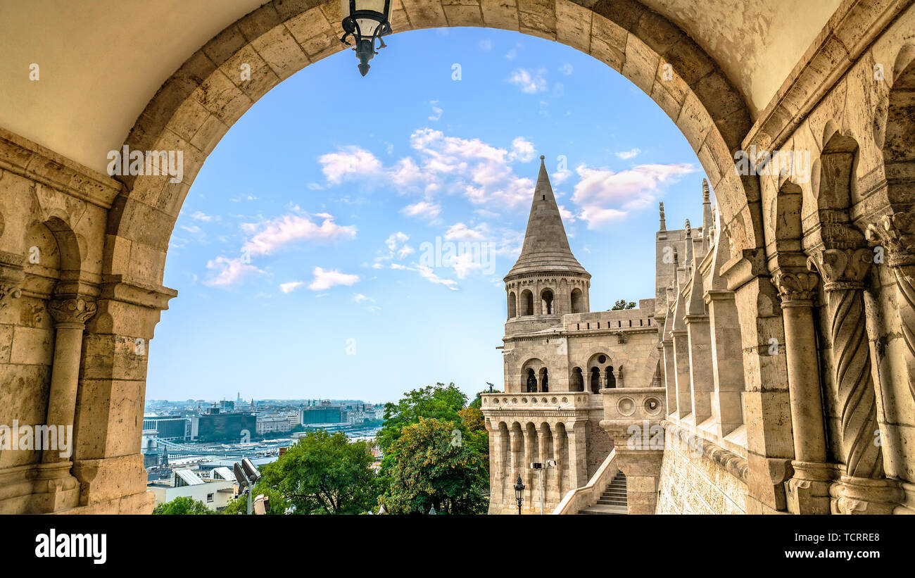 Angeln Bastion und Budapest im Sommer abends, Blick durch arch Stockfoto