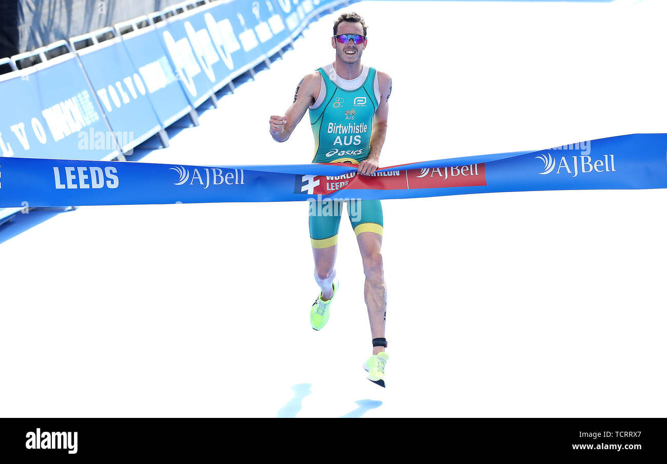 Australiens Jakob Birtwhistle (Mitte) feiert den Gewinn der Männer Triathlon, während der 2019 ITU World Triathlon Series in Leeds. Stockfoto