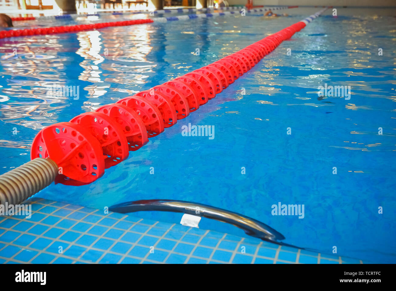 Die rot markierten Fahrstreifen für die Vorbereitung der Schwimmwettbewerbe. Lap Pool mit markierten Wege. Leeren Pool ohne Menschen mit ruhigen stehendes Wasser Stockfoto