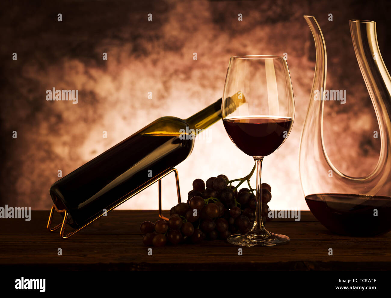 Lecker Rotwein und frischen Trauben. Stockfoto