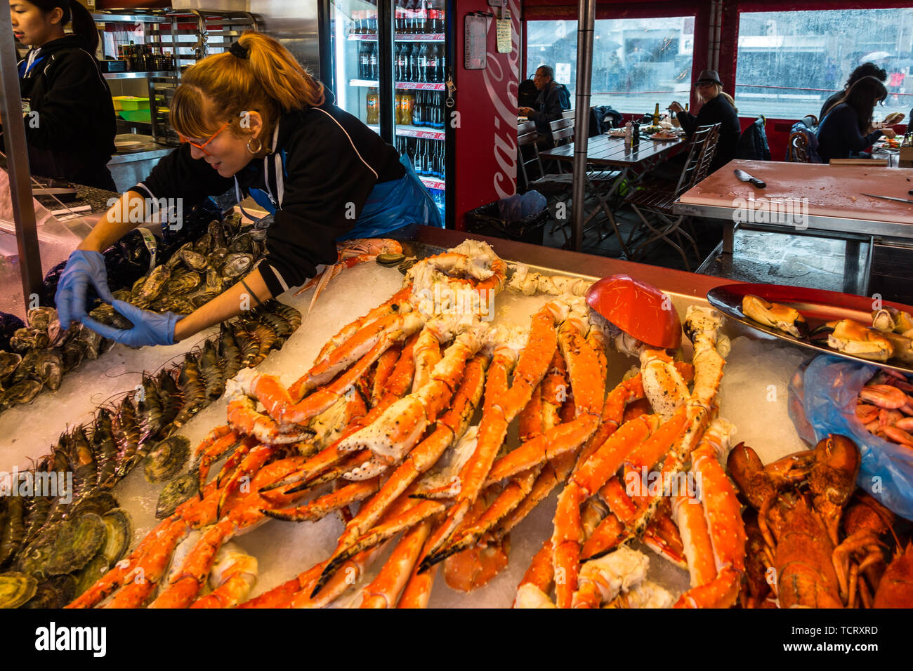 Ein Anbieter am Bergen Fisch Markt verkaufen, Krabben, Hummer und andere Meeresfrüchte. Bergen, Norwegen, August 2018 Stockfoto