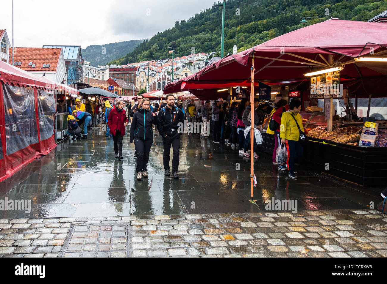 Touristen und Einheimische einkaufen bei Bergen Fisch Markt, einem der bekanntesten Wahrzeichen der Stadt. Bergen, Norwegen, August 2018 Stockfoto
