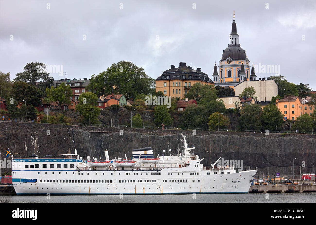 Hostel Boat Birger Jarl mit Katarina Kirche hinter in Södermalm, Stockholm, Schweden Stockfoto