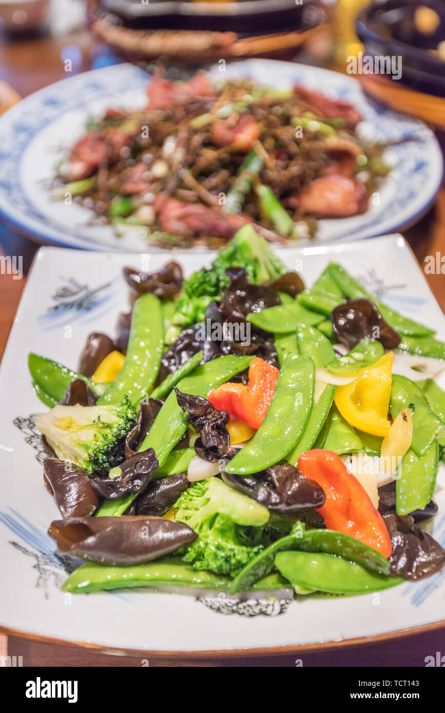 Eine Platte der Niederländischen Bohnen, gebratener Broccoli und Pilze. Stockfoto