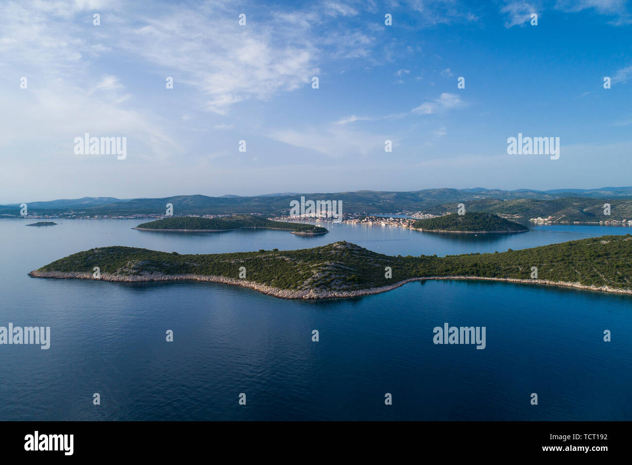 Schöne Luftaufnahme von Rogoznica Dalmatien, Kroatien. Schöne Natur und Landschaft im Sommer Abend am Adriatischen Meer und Küste. Schöne Seascape Stockfoto